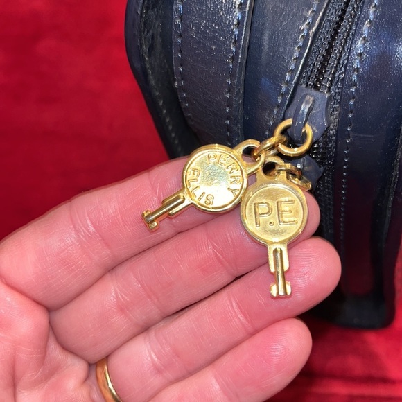 Perry Ellis vintage Navy Blue & gold tone cross body bag - Picture 4 of 12